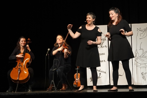 Yuna Léon au violon Mathilde Chevrel au violoncelle (sauf pour Klew Poupon) Thumette Léon ou/et Lola Volson au chant, chansigne et à la chorésigne Nolùen Le Buhé au chant, voix, kan ha diskan
