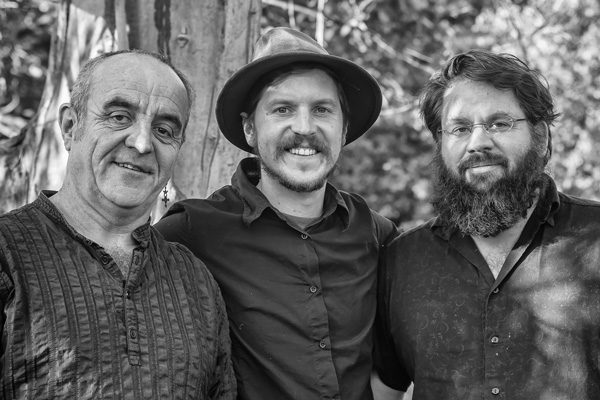 Trio de musiciens et chanteur du spectacle breton Baleer Bro