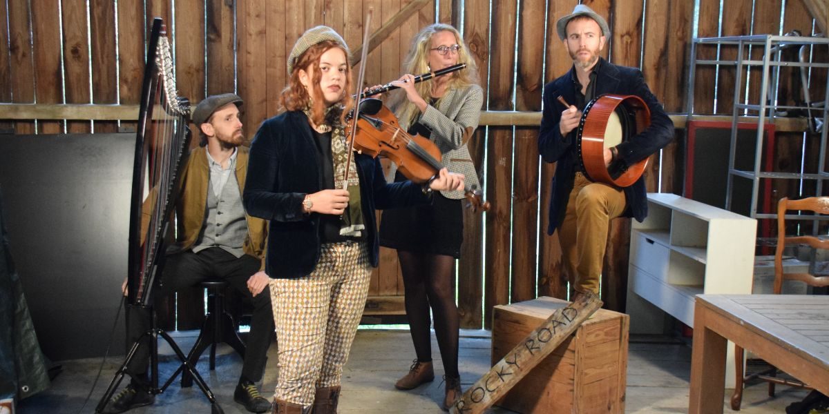 Ghillie's Philippe Carrillo (harpes celtique et électrique) Yohna Lalanne (violon, chant) Eric Duverger (percussions) Marine Bouzat (flûtes traversière bois et métal)
