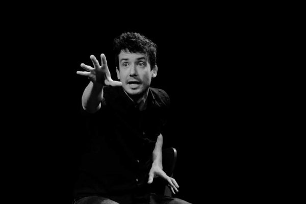 Le comédien et conteur Lukaz Nedeleg sur scène