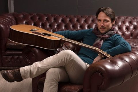 Photo de Erwan Moal avec sa guitare