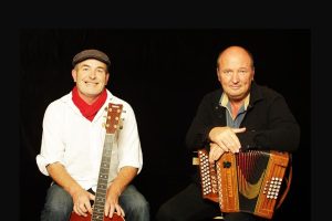 Fred Guichen à accordéon accompagné de Jean-Pierre Riou