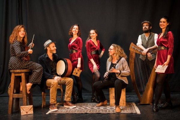 Photo des musiciens du groupe Ghillie's accompagnés des danseuses de la troupe Treble Makers pour le spectacle Letters To Erin