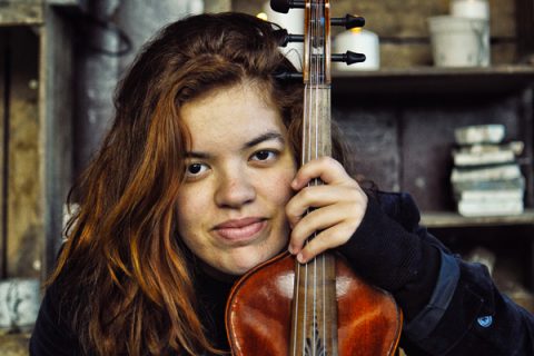 Chanteuse et violoniste Yohna Lalanne
